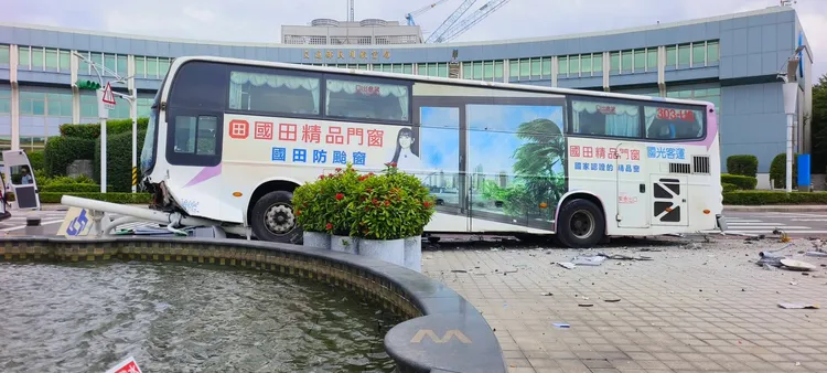 國光客運騎上水池。消防局提供