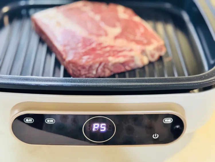 僅需在觸控面板選擇想要的烹飪模式、火力（P1-P5）與時間就會自動啟用。趙筱文 攝