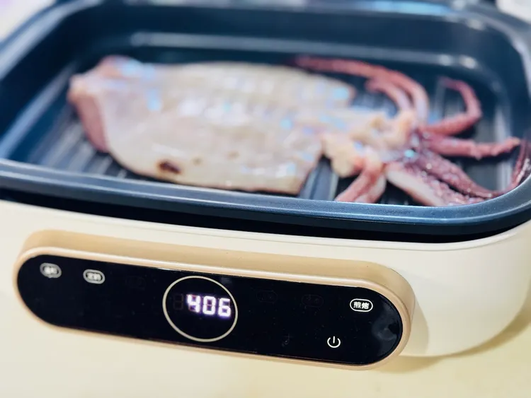 使用者可以依照不同的食材選擇不同的火力。P1為75-92度、P2為99-105度、P3為104-124度、P4為120-145度、P5為160-215度。趙筱文 攝