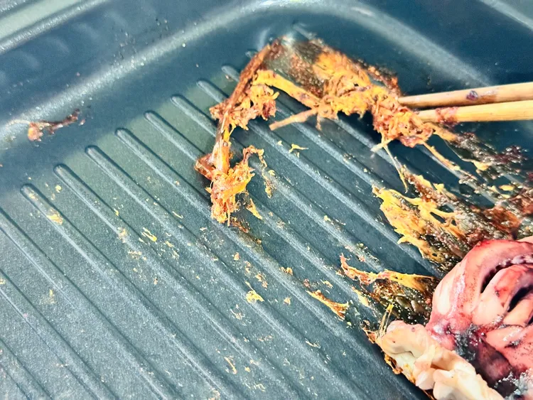 清潔方面也相當輕鬆，只需要用木筷就能輕鬆鏟起。趙筱文 攝