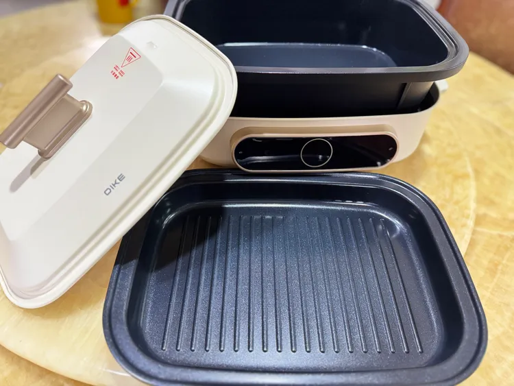 DIKE智慧電烤盤有烤盤、深鍋兩種選擇。趙筱文 攝