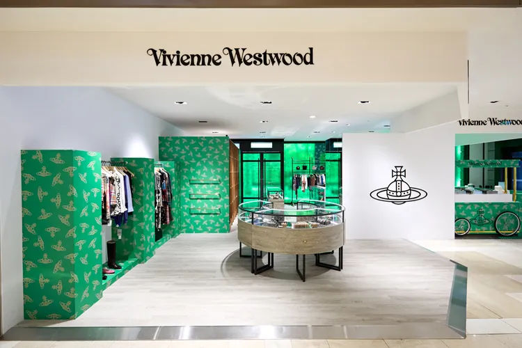 Vivienne Westwood快閃店以幸運草綠和黃色土星為主題。品牌提供