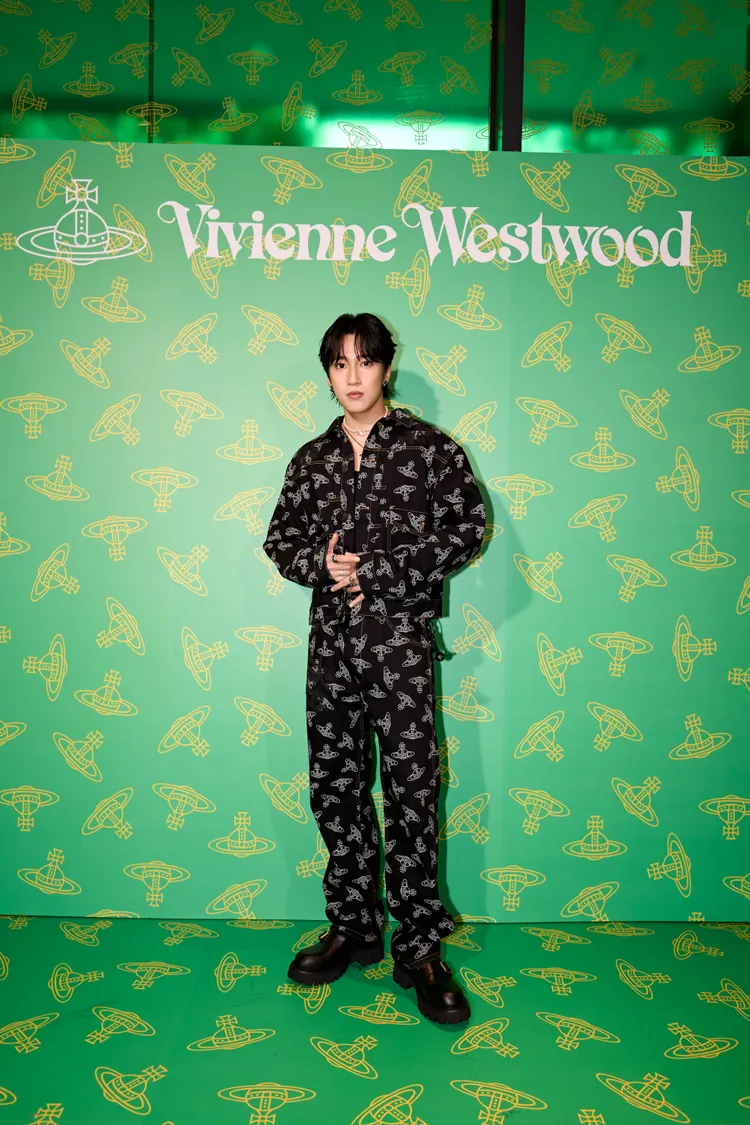 婁峻碩換上秋冬系列的滿版土星牛仔套裝。品牌提供