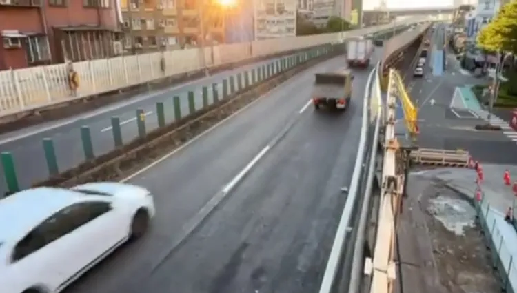 忠孝橋往台北方向今天清晨6時起恢復雙線通車。翻攝畫面