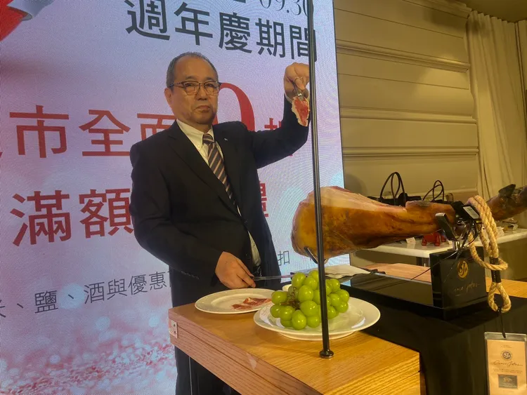 微風超市總經理西川正史帶來頂級5J橡子飼養純種伊比利豬火腿開腿秀。陳揚盛攝