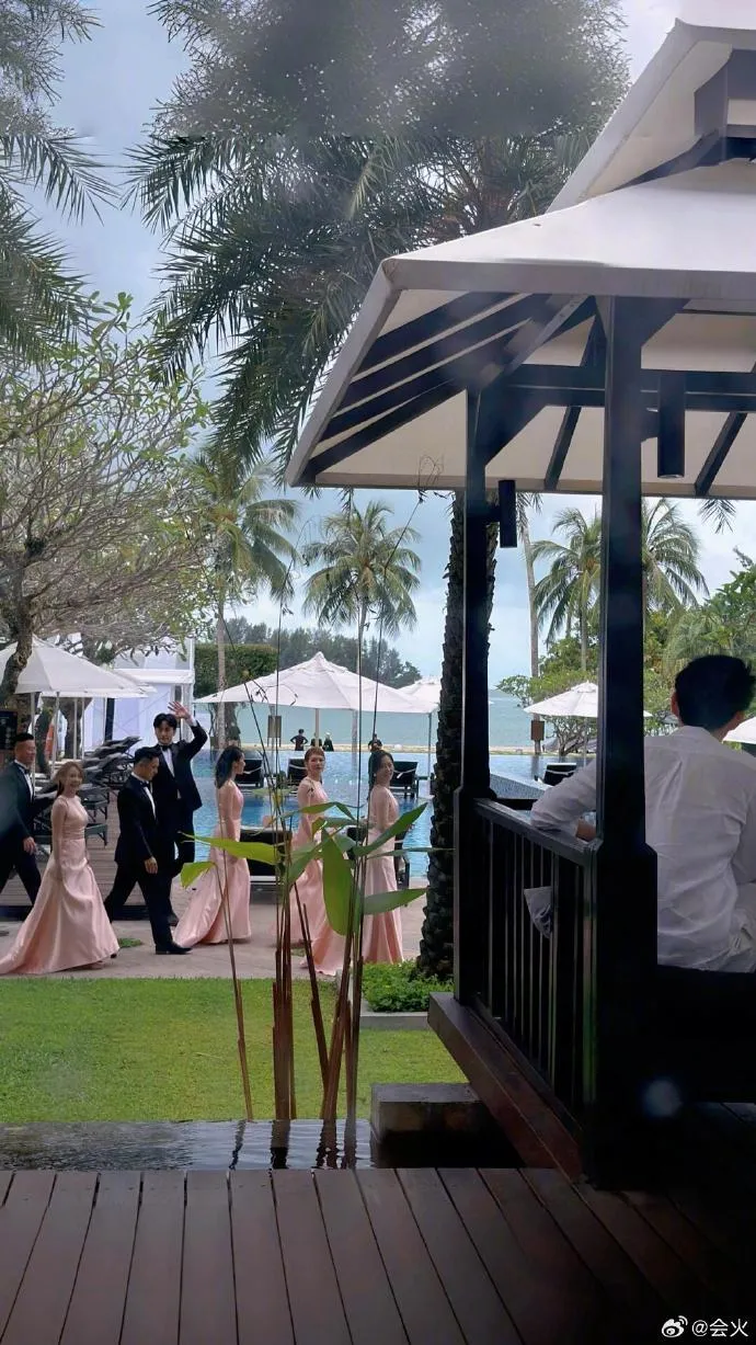 伴娘和伴郎參與彩排婚禮。翻攝會火微博