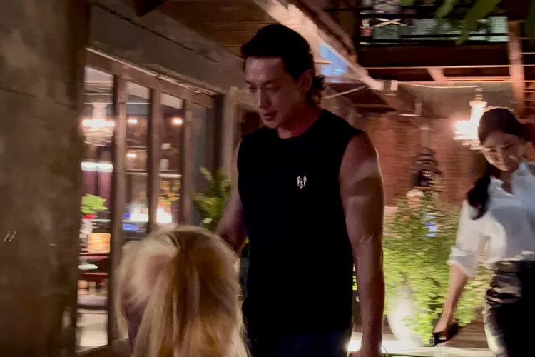 晚間9點半，Rain滿臉通紅步出「紅皇后」川菜酒館餐廳，後頭跟著美女經紀人。特勤中心攝