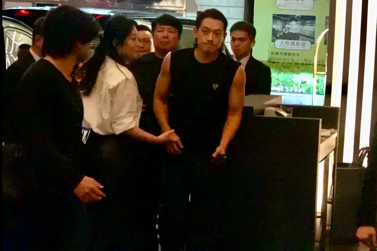 Rain（中）跟著美女經紀人，搭保母車一同返回下榻晶華酒店。特勤中心攝