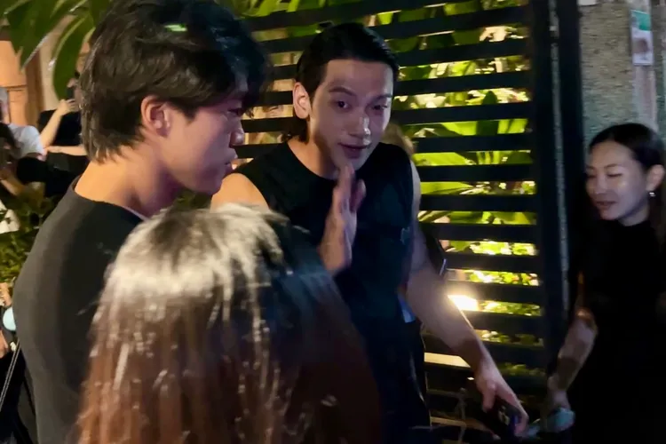 Rain（中）與FENDI品牌工作人員慶功宴結束，揮手和粉絲們道別。特勤中心攝