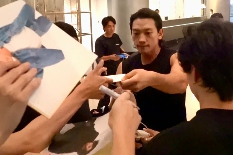 韓國天王Rain回到下榻晶華酒店，寵粉替粉絲們簽名。特勤中心攝