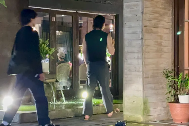 Rain（右）手持GoPro攝影機自拍走進餐廳繼續拍攝美食佳餚。特勤中心攝