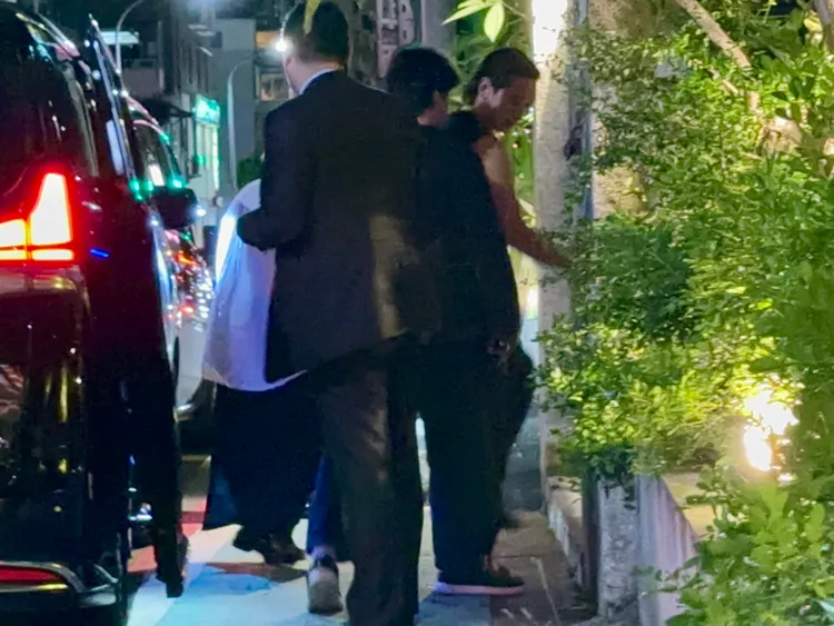 Rain在保母車內，換上黑色背心跟工作人員走進川菜酒館餐廳慶功。特勤中心攝