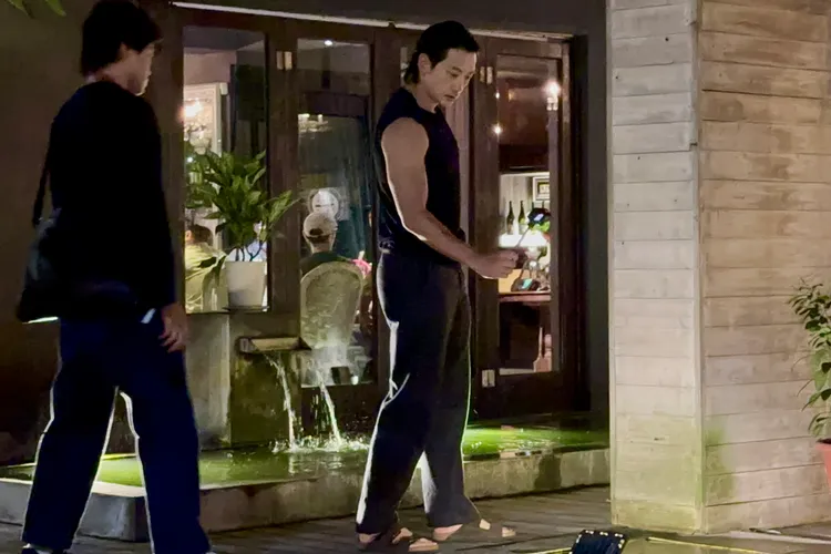 Rain（右）露出結實大肌肌，拿著GoPro親自拍攝。特勤中心攝