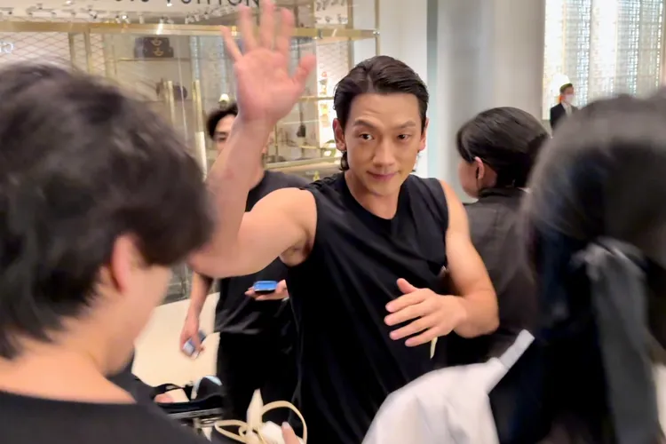 韓國巨星Rain返回晶華酒店後，幫粉絲們簽完名，不忘跟大家揮手道別。特勤中心攝