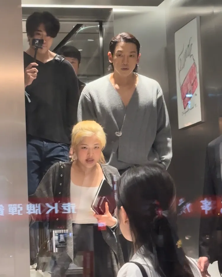 韓國天王Rain出席新光三越Diamond Towers鑽石塔FENDI新店開幕活動，30分鐘後下樓跟貴賓們打招呼後離去。特勤中心攝