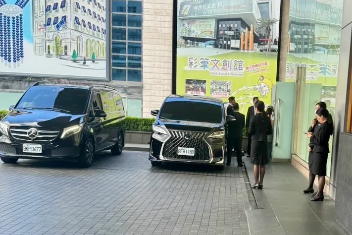 Rain今天上午11點，與隨行韓國工作人員搭乘保母車離開晶華酒店，搭機返韓。讀者提供