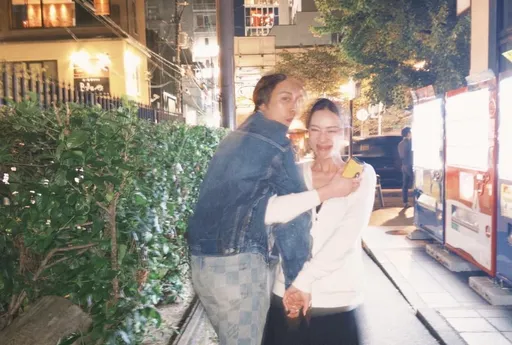 要瞎了!「告五人」情侶檔日本街頭放閃 喜曝11月東京辦喜事