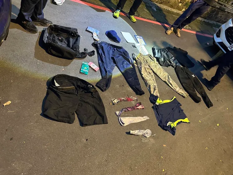 專案小組於現場清點證物。警方提供