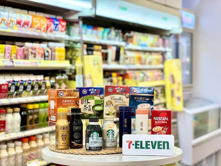 今（18日）起包含常溫、冷藏、沖泡飲品推出買一送一等優惠。7-11提供