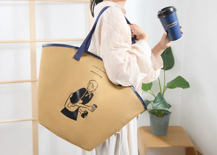 與插畫家WHOSMiNG合作 ，推出質感托特包等集點加購商品。7-11提供