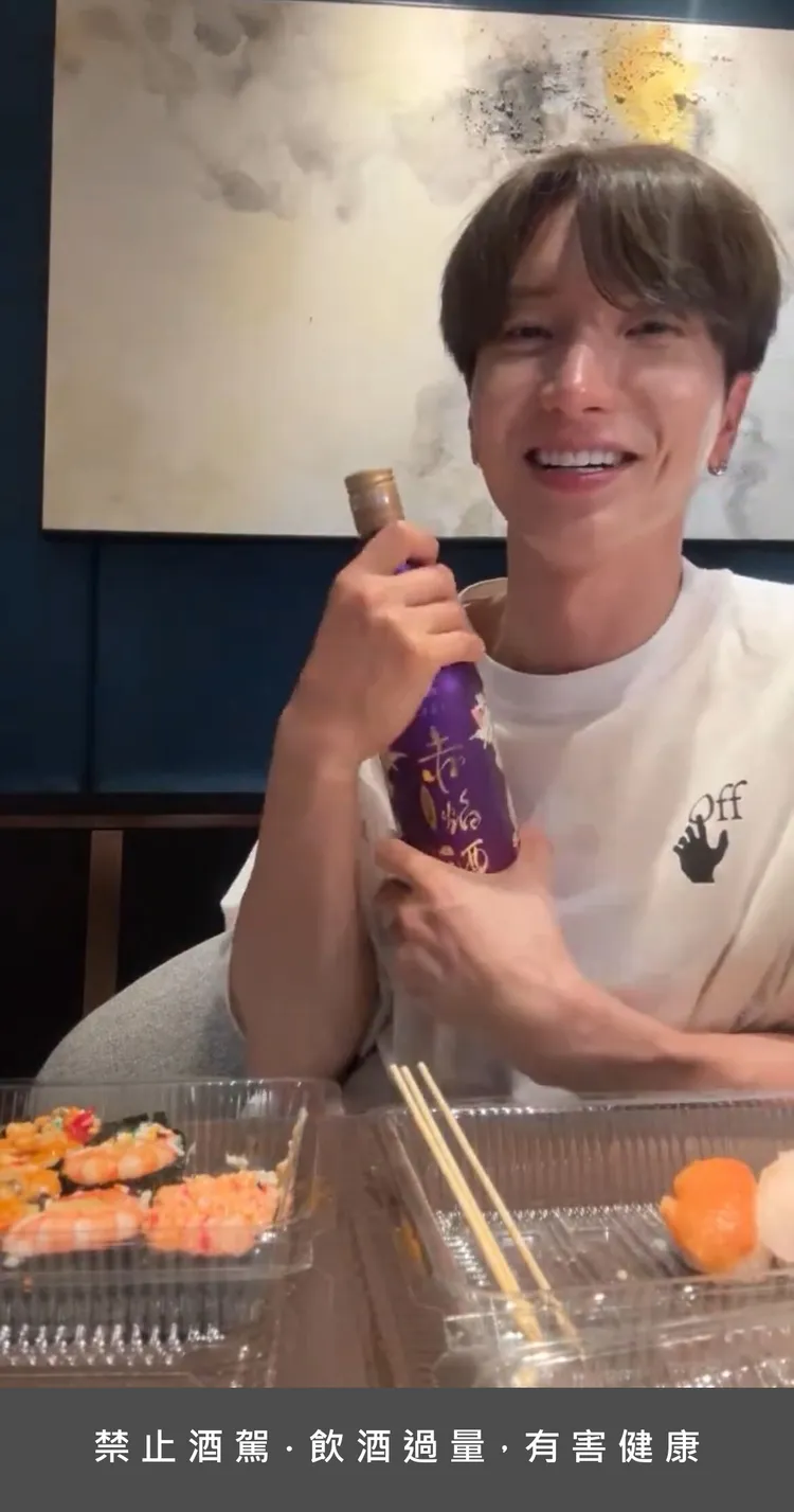 利特對於紫色瓶身非常滿意。翻攝YouTube