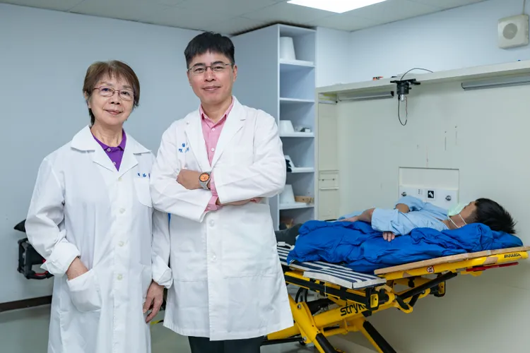 清華教授周鳳英(左)與新竹馬偕醫師陳文科將合作展開全球首例以硼中子捕獲(BNCT)治療肝癌病患的人體臨床試驗。清大提供