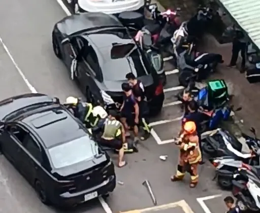 板橋賓士飛車追逐!撞13車釀2傷 「包手」駕駛怒譙三字經!車上竟藏這東西