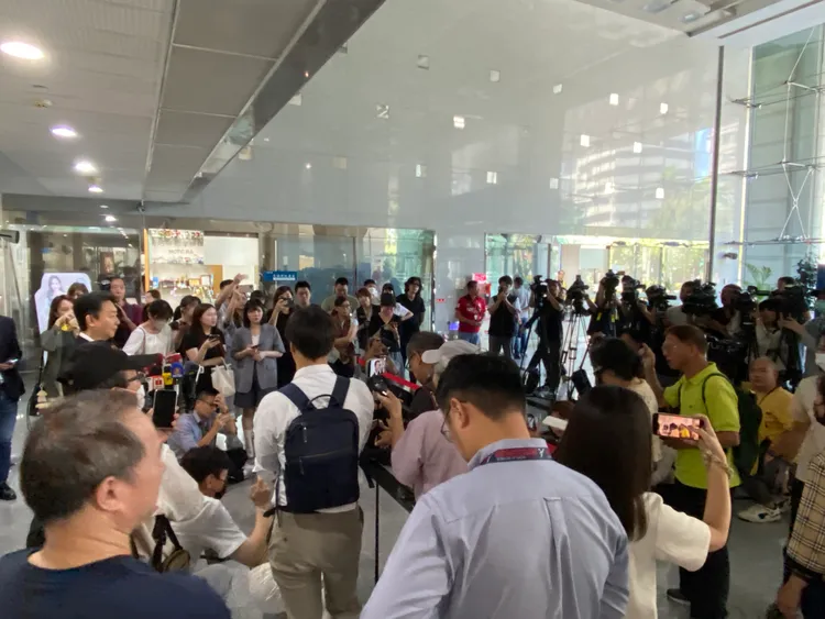 陳世凱上工第一天場邊出現抗議民眾嗆聲，自稱是中華郵政派遣員工遭受到不平等的薪資對待。莊偉祺攝