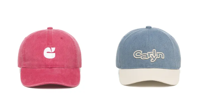 CARLYN LOGO水洗棉單色棒球帽（左）、經典配色棒球帽（右），各1280元。品牌提供