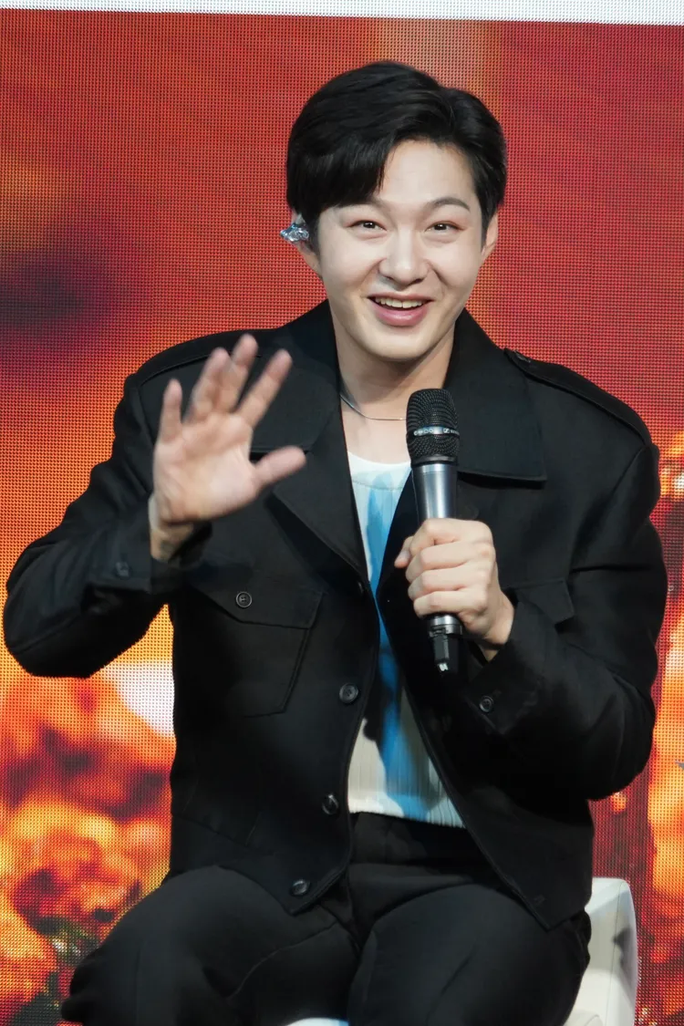 李昌燮現場送出簽名拍立得寵粉。彭欣偉攝