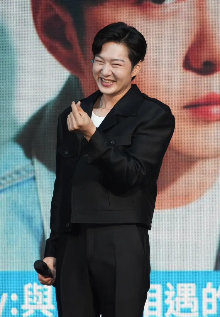 李昌燮放送手指愛心。彭欣偉攝