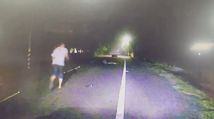 東山區長呂煌男肇逃，機車騎士倒臥路面，差點就造成2度傷害。民眾提供