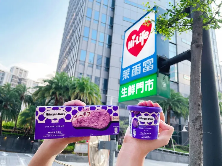 哈根達斯有與法國甜點大師Pierre Hermé的新作香草藍莓馬卡龍系列。萊爾富提供