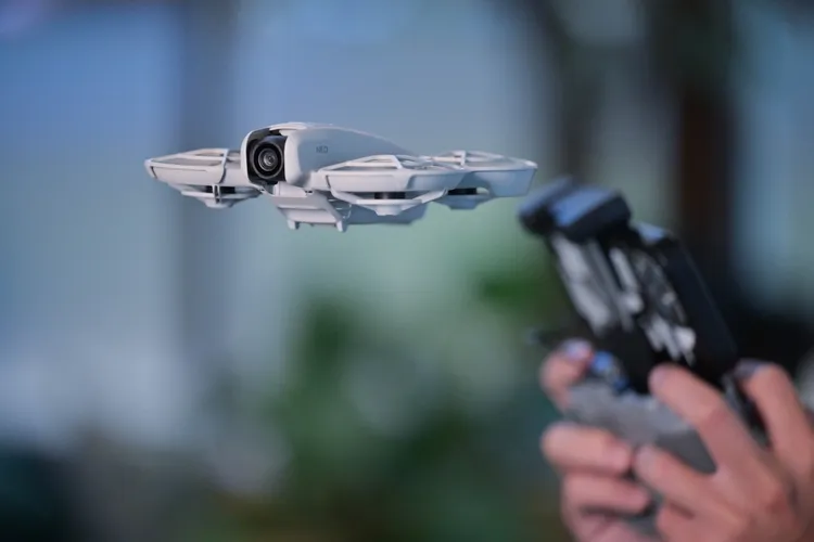 DJI Neo支援多種操控方式，還能透過DJI Fly app、遙控器、飛行眼鏡等進行精準控制，也能使用語音控制。DJI提供