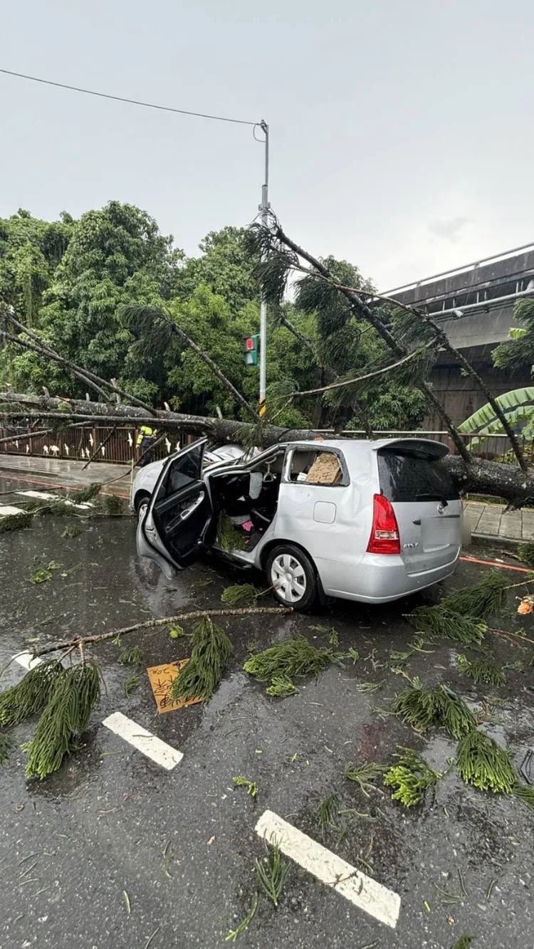 休旅車上1名女乘客送醫。消防局提供