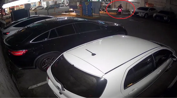 騎乘黃牌重機的王男停車不繳停車費，從停車場缺口處落跑。民眾提供