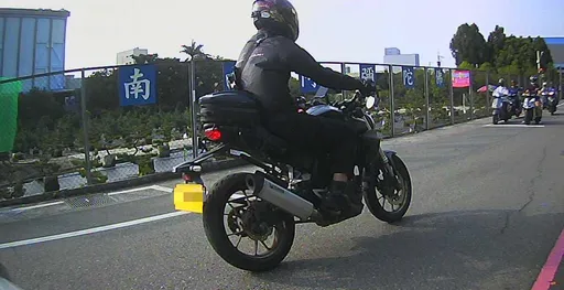 騎黃牌重機卻不繳1480元停車費 原來是掛假牌!罪加一等送辦