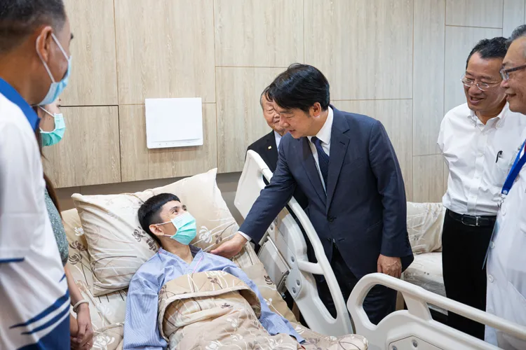 賴清德探視受傷飛官謝沛勳上尉。總統府提供