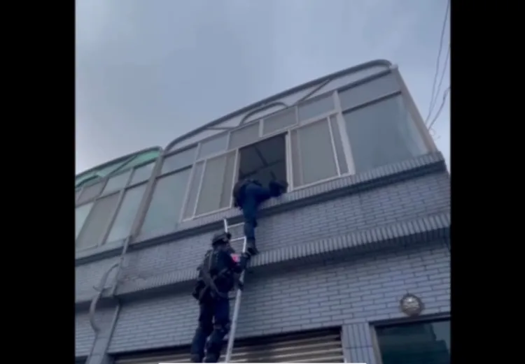 嘉義縣江姓男子因債務糾紛，竟對2名債務人暴力相向，轄區警方昨天兵分多路，把江男等人逮捕到案。民眾提供