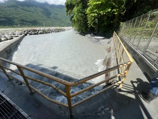 鼻酸！花蓮父載兒遭沖走雙亡原因曝　他熱心想幫8車脫困才渡溪