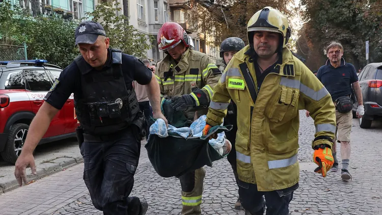 消防隊員抬走一位受傷居民，並前往醫院治療。路透