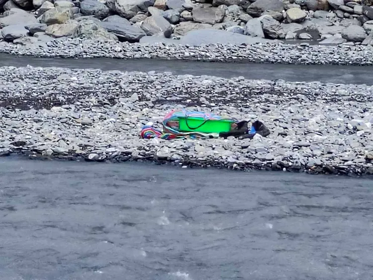 搜救人員在上游沙洲發現失聯人員水域裝備。消防局提供