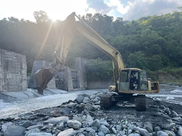 林保署台東分署知本工作站調用怪手阻擋水流。消防局提供