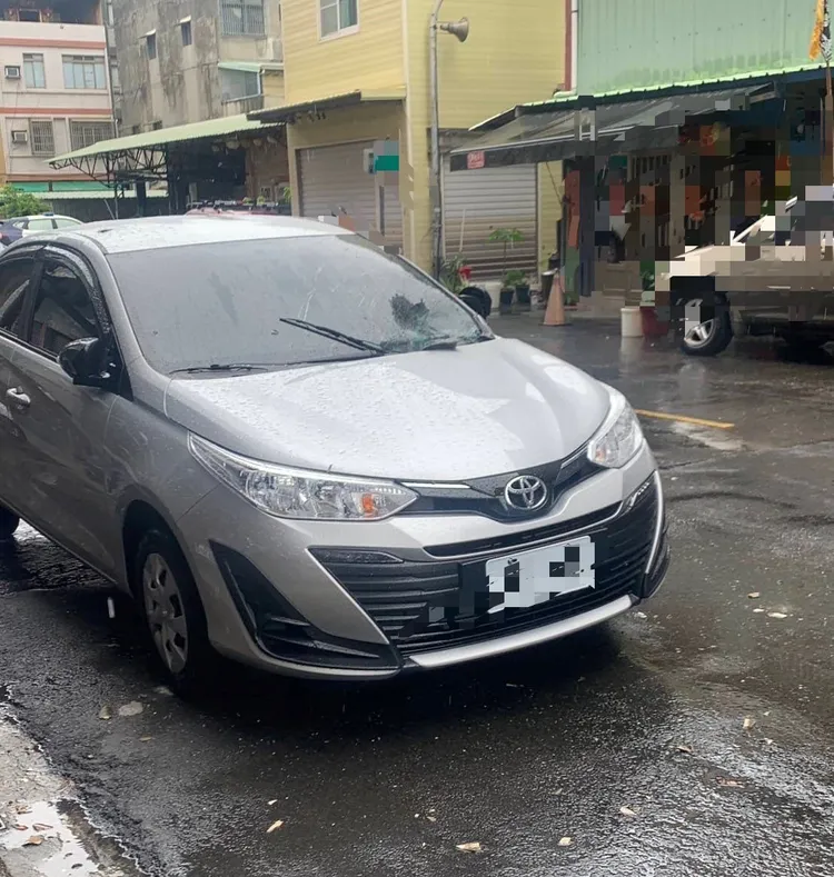 洪男失足墜樓，先砸到停放路邊的轎車才落地，頭部重創送醫不治。民眾提供