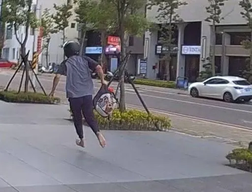 失聯移工拔腿狂奔。桃園警分局提供