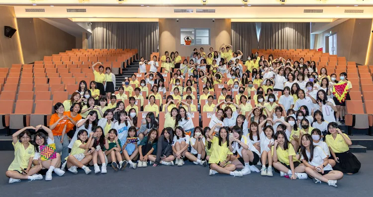 張鈞甯攜手詹子萱回景美女中母校，倡議以教育改變女孩未來。台灣世界展望會提供