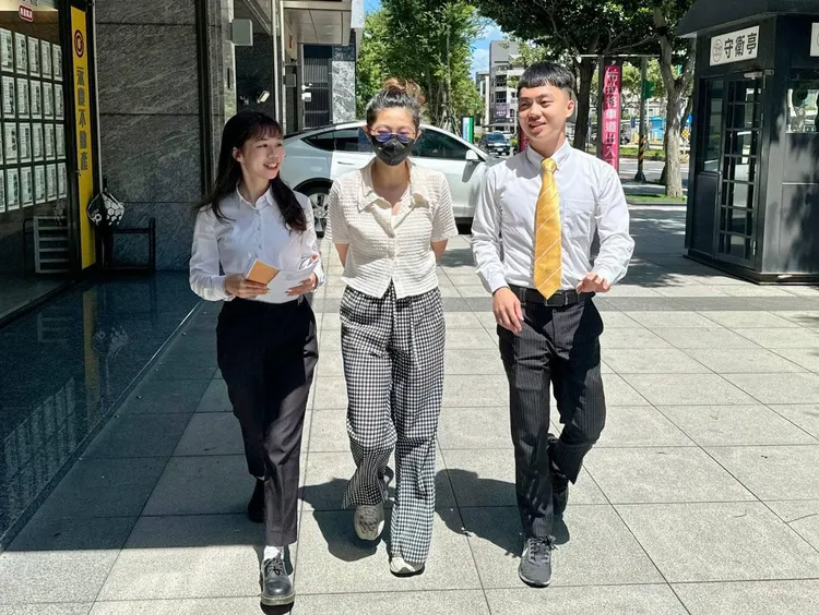 在店東教導下，孫若寧(圖左)、張育維(圖右)經紀人也秉持誠實理念，用心服務每位客戶。永慶房產集團提供