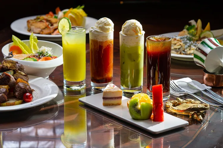 「秋季風情畫」飯後飲品首推以日本抹茶粉及奶霜製成的「漂浮抹茶」，喜歡酸甜滋味則可選擇「經典烏梅釀」生津止渴。業者提供