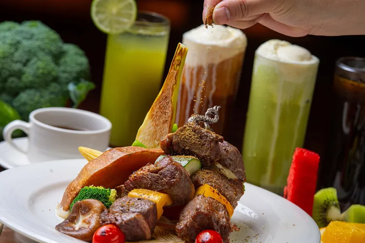 「秋季風情畫」肉食主義者主餐首選「孜然肋眼牛鮮蔬串」特選7oz美國牛肋眼搭配濃郁十足的孜然風味，大漠風情瞬間於口中綻放。業者提供