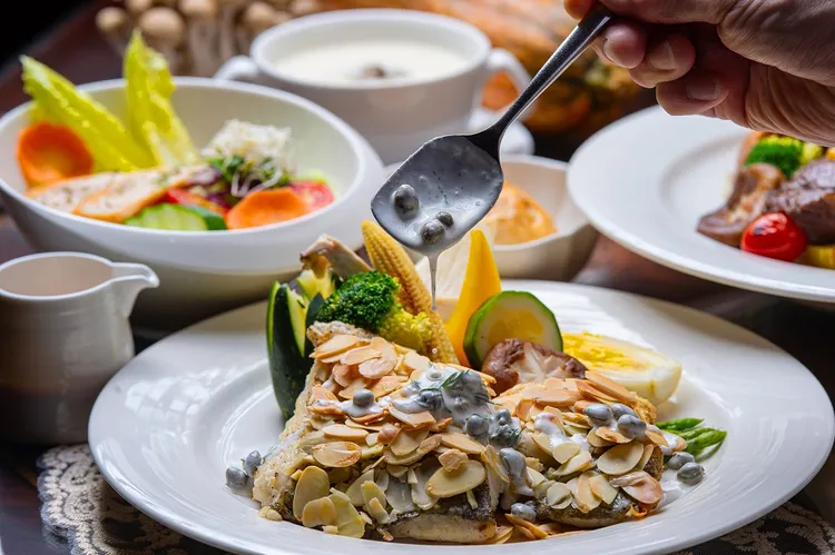 主餐「法式瓦片香煎鱸魚佐蒔蘿酸豆醬」以法式創意為主軸，主餐搭配自製的酸豆醬，用味蕾體驗歐式文化。業者提供